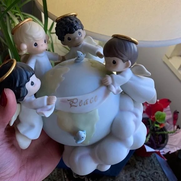 PRECIOUS MOMENTS 1998 Limited Edition "His love will love will uphold the world" - Picture 4 of 11